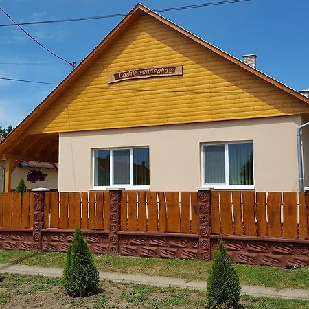 Ladik Vendeghaz Hotel Tiszafured Bagian luar foto