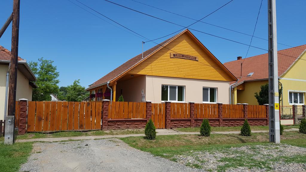 Ladik Vendeghaz Hotel Tiszafured Bagian luar foto