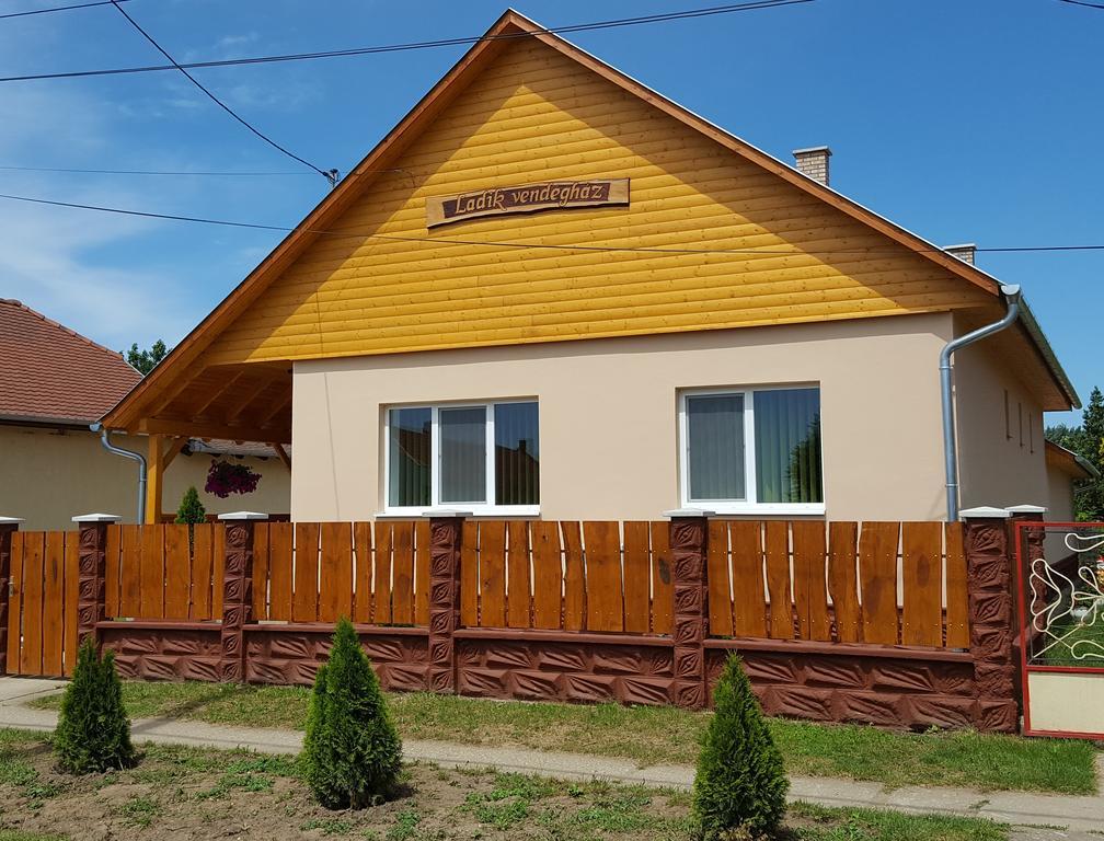 Ladik Vendeghaz Hotel Tiszafured Bagian luar foto