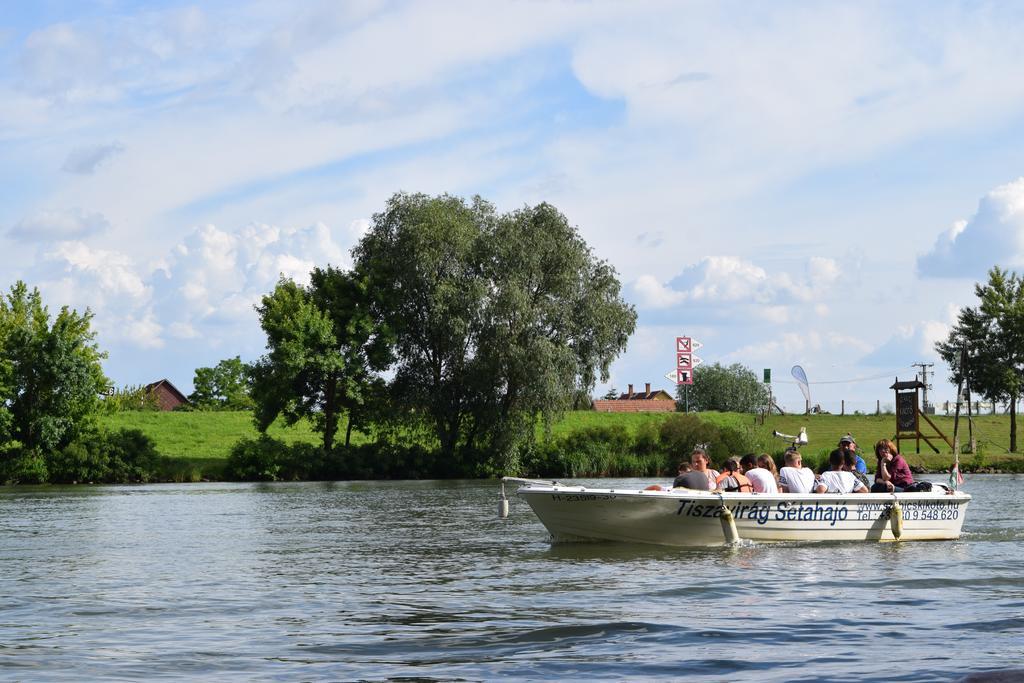 Ladik Vendeghaz Hotel Tiszafured Bagian luar foto