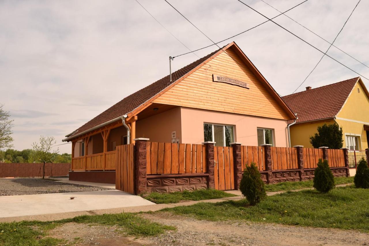 Ladik Vendeghaz Hotel Tiszafured Bagian luar foto